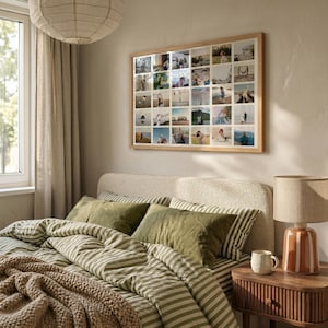 Op de afbeelding: Een rechthoekige houten lijst met een raster van dertig individuele foto's aan een muur. De collage bevat diverse buitenopnames, landschappen en spontane momenten, allemaal gerangschikt in een uniforme lay-out met meerdere foto's.