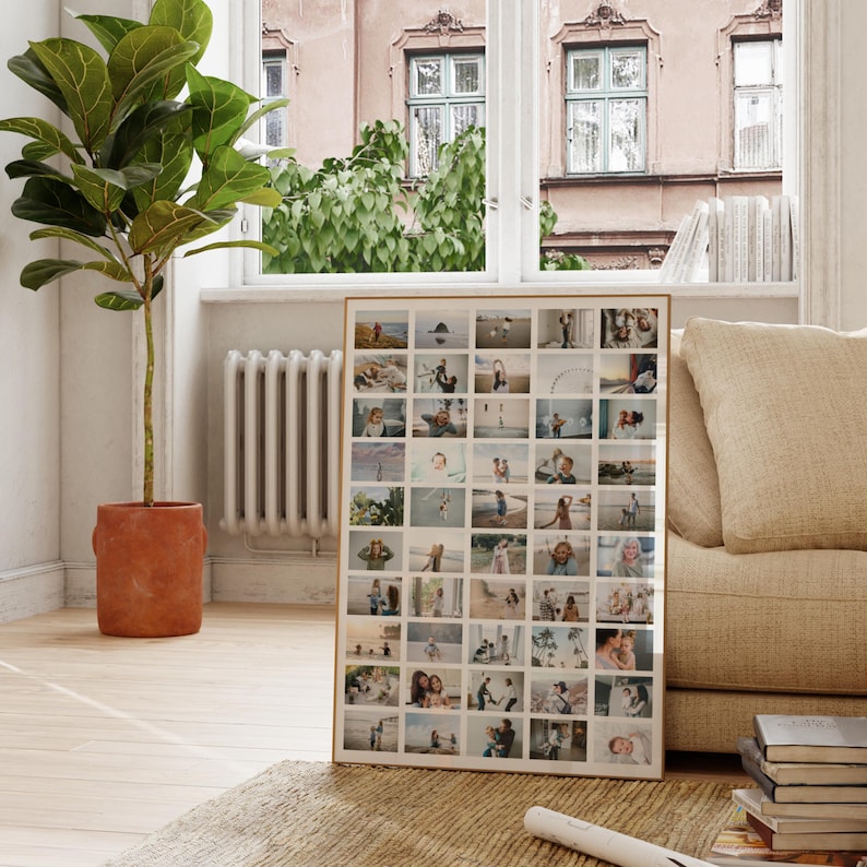 Op de afbeelding: Een ingelijste fotocollage met veel kleine vierkante foto's. De foto's tonen familiesc&egrave;nes. De lijst is lichtbruin en de collage leunt tegen een muur bij een raam.