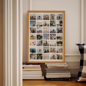 Op de afbeelding: Een ingelijste collage van 36 kleine vierkante foto's, elk met een andere sc&egrave;ne. De lijst is licht van kleur en de foto's zijn in een raster gerangschikt. De collage staat tegen een muur, met een stapel boeken ervoor.