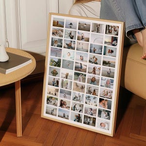 Op de afbeelding: Een ingelijste collage van 48 kleine foto's, elk met een andere sc&egrave;ne. De foto's zijn in een rasterpatroon gerangschikt in een licht houten frame. De afbeeldingen lijken familiefoto's te zijn, die verschillende momenten en herinneringen vastleggen.