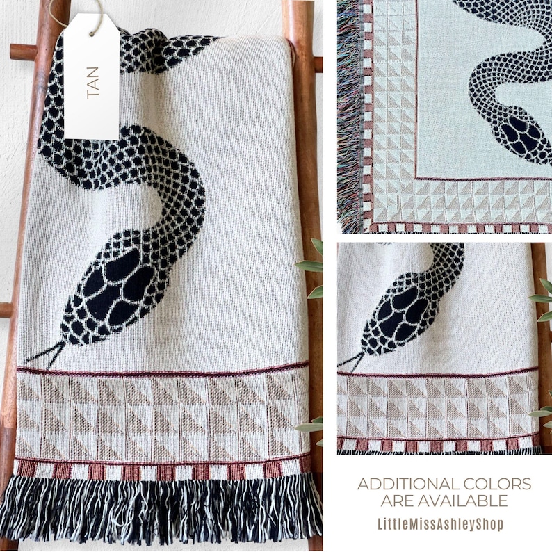 Puede incluir: Una manta tejida de color beige con un dise&ntilde;o de serpiente negra. La manta tiene un borde de flecos y un patr&oacute;n geom&eacute;trico. La etiqueta de la manta dice "TAN". Hay colores adicionales disponibles. LittleMissAshleyShop.