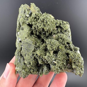 Belle épidote avec quartz, épidote turque, épidote féerique des forêts, épidote forestière, minéraux fins, épidote scintillante, quartz féerique, cadeaux