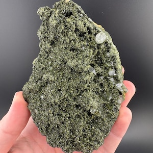 Épidote turque avec spécimen de quartz : collection de minéraux fins