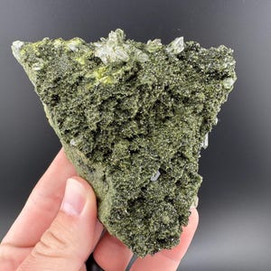 Belle épidote avec quartz, épidote turque, épidote féerique des forêts, épidote forestière, minéraux fins, épidote scintillante, quartz féerique, cadeaux