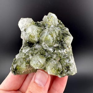 Épidote turque avec spécimen de quartz : quartz féerique des forêts, minéraux fins