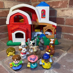Vintage 2004 Fisher Price Little People Barn Farm Mattel with 11 figures
