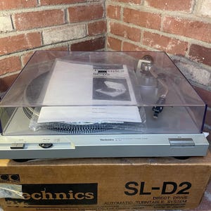 Technics Direct Drive Turntable Model SL-D2 With Box & Instructions