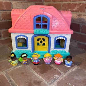 2003 Vintage Little People Sweet Sounds Home Playset with sounds and figures