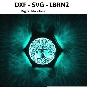 Puede incluir: Un diseño de árbol de la vida en blanco y negro en un marco hexagonal. El diseño está iluminado con una luz turquesa brillante. El texto de la imagen dice "DXF - SVG - LBRN2 Archivo digital - 4 mm".