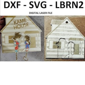 以下が含まれることがあります： 「KAME HOUSE」と書かれた木製の家の形のキーホルダー。キーホルダーには、赤とオレンジ色のキャラクターと、青と白のキャラクターの2つの漫画キャラクターが家の前に立っています。キーホルダーはデジタルレーザーファイルです。