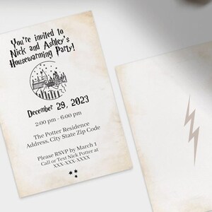 Pode incluir: Um convite para uma festa de inauguração da casa com uma ilustração em preto e branco do castelo de Hogwarts. O convite é para a festa de inauguração da casa de Nick e Ashley em 29 de dezembro de 2023, das 14h00 às 18h00 na The Potter Residence. O convite inclui um pedido de RSVP até 1 de março, com um número de telefone para entrar em contato com Nick Potter.