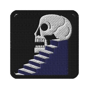 Pode incluir: Um remendo bordado preto e branco com uma caveira virada para a direita e uma escada atrás dela. As escadas são de cor azul escuro.