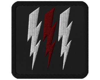 Patch ricamata quadrata a triplo bullone