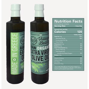 K&ouml;nnte beinhalten: Zwei dunkle Glasflaschen mit Village Batch rohem Bio-Oliven&ouml;l extra vergine und wei&szlig;en Verschl&uuml;ssen. Die Etiketten haben gr&uuml;ne Akzente, den Text Made in Greece und eine N&auml;hrwerttabelle mit 120 Kalorien pro 15g Portion.