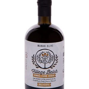 以下が含まれることがあります： マナキオリーブオイルの濃いガラス瓶。ラベルには「Village Batch」と「Single Farm Origin」の文字が記載されています。ラベルにはオリーブの木のイラストも含まれています。ボトルには黒いキャップが付いており、「Delicate」の文字がラベルに印刷されています。