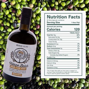 K&ouml;nnte beinhalten: Eine dunkle Glasflasche mit Manaki Olive Village Batch nativem Oliven&ouml;l extra, einem wei&szlig;en Etikett mit Baumillustration und Text sowie einer wei&szlig;en N&auml;hrwerttabelle mit 120 Kalorien pro 15 g Portion.