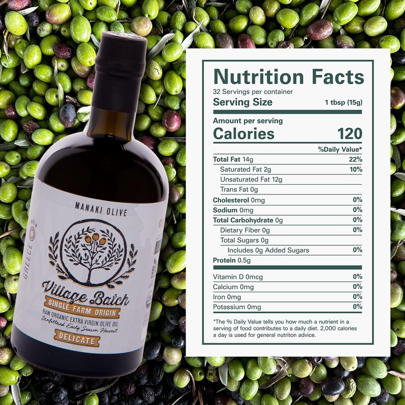 K&ouml;nnte beinhalten: Eine dunkle Glasflasche mit Manaki Olive Village Batch nativem Oliven&ouml;l extra, einem wei&szlig;en Etikett mit Baumillustration und Text sowie einer wei&szlig;en N&auml;hrwerttabelle mit 120 Kalorien pro 15 g Portion.