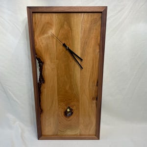 Handcrafted pendulum wood wall clock ( Pasatiempo )