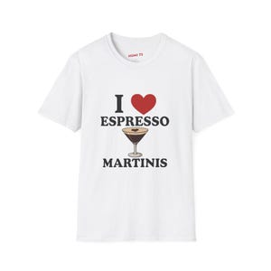 エスプレッソマティーニラバーユニセックスソフトスタイルTシャツ、コーヒーラバーTシャツ、マティーニグラスシャツ、ハートグラフィックトップ、カクテル愛好家へのギフト
