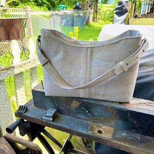 Hermoso bolso de corcho / Bolso de hombro de corcho gris / Bolso de mano de corcho hecho a mano / Bolso de corcho tipo vagabundo / Monedero / Bolso de mano / Cuero de corcho / Tela de corcho / Corcho