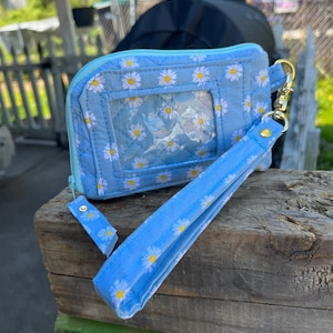 Blue daisy Wristlet wallet/Zipper wallet/Keychain wallet wristlet/I’d pouch/Coin pouch wristlet/Credit card wallet