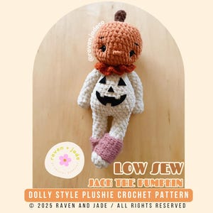 Pode incluir: Um boneco de pelúcia de abóbora de crochê com cabeça laranja e corpo branco, com um rosto de Jack-o'-lantern. Possui gola vermelha e polainas rosa. O texto "LOW SEW" e "JACK THE PUMPKIN" é visível. Uma boneca feita à mão para o Halloween.