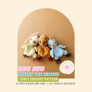 Op de afbeelding: Drie gehaakte kippenspeeltjes in groen, oranje en blauw. De speeltjes zijn gelabeld met "Nugget the Chicken" en maken deel uit van een "Lovey Crochet Pattern". De afbeelding bevat de tekst "Low Sew".
