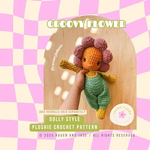 Könnte beinhalten: Ein Häkelpuppenmuster für ein blumenförmiges Plüschtier mit gelbem Körper, orangefarbenem Gesicht, rosa Blütenblättern und grüner Latzhose. Das Muster heißt "Groovy Flower" und ist ein "Dolly Style" Plüschhäkelmuster. Der Text "@raven.jadeco" und "2025 Raven and Jade / All Rights Reserved" ist ebenfalls im Bild enthalten.