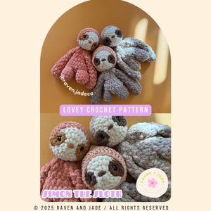 Può includere: Una collezione di bradipi all'uncinetto fatti a mano in vari colori, tra cui rosa, grigio e marrone. I bradipi hanno tratti del viso dettagliati e sono disposti su uno sfondo chiaro. Il testo "LOVEY CROCHET PATTERN" e "SIMON THE SLOTH" sono visibili.