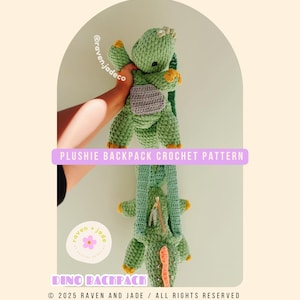 Op de afbeelding: Een groene gehaakte dinosaurusrugzak met gele accenten en een grijze tas. De tekst "PLUSHIE BACKPACK CROCHET PATTERN" en "DINO BACKPACK" zijn zichtbaar. De afbeelding bevat ook de tekst "© 2025 RAVEN AND JADE / ALL RIGHTS RESERVED".