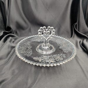 Vintage imperiaal glazen Candlewick-gebak met handvat en bloemen