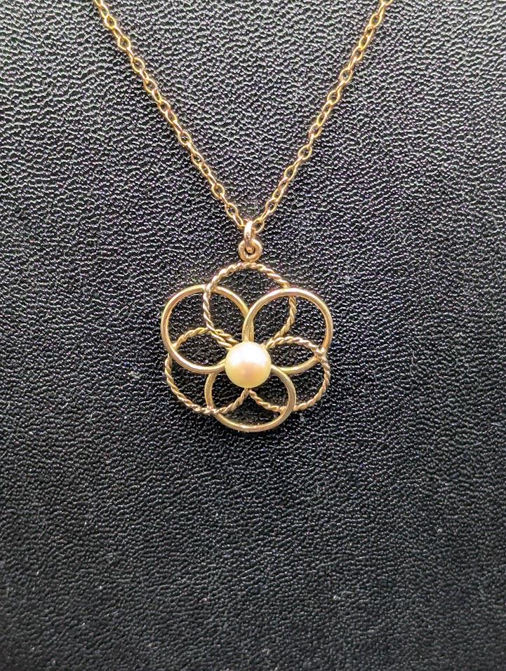 10 K Gold Delicate Chain with Flower Pendant and Center Pearl Vintage