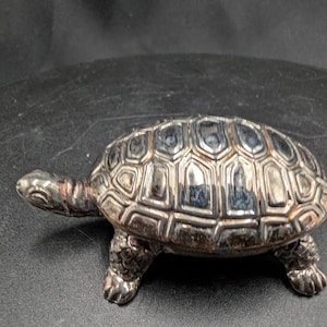 Boîte à bijoux/pilules vintage en métal argenté, motif tortue, pour coiffeuse.