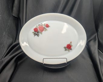Vintage oval mjölkglasfat med röda rosor