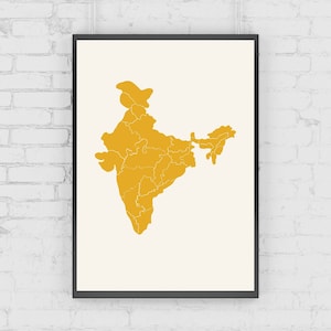 Pode incluir: Uma impressão artística emoldurada com um mapa minimalista da Índia em amarelo mostarda. O mapa mostra o contorno do país e as divisões internas dos estados sobre um fundo creme. A obra de arte está emoldurada em uma moldura preta e pendurada em uma parede de tijolos brancos.