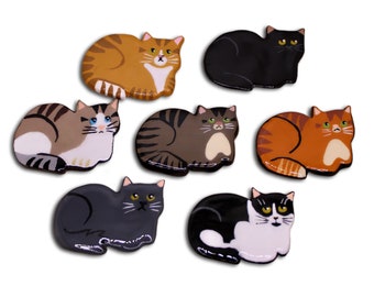 Könnte beinhalten: Satz mit sieben Keramik-Katzenfiguren. Die Katzen sind in verschiedenen Posen und haben unterschiedliche Fellmuster, darunter Tabby, Calico, Schwarz und Orange.
