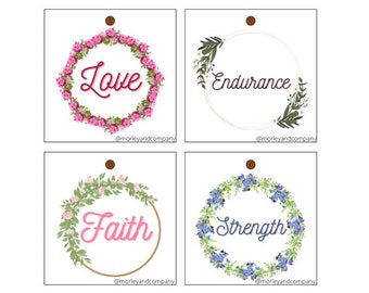 Può includere: Cinque etichette regalo stampabili con ghirlande di fiori e le parole "Amore", "Resistenza", "Fede", "Forza" e "Coraggio". Ogni etichetta include l'account social "@morleyandcompany".
