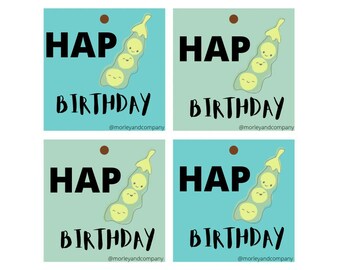Puede incluir: Seis etiquetas de regalo imprimibles con una vaina de guisante verde con tres guisantes dentro. Cada guisante tiene una cara sonriente. El texto en cada etiqueta dice "HAP BIRTHDAY" con el nombre de usuario de las redes sociales "@morleyandcompany" en la parte inferior.