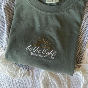 Sei das leichte gestickte christliche Shirt | Minimalistisches Faith T-Shirt | Matthäus 5,14