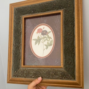 Impressão de rosas com moldura dourada ornamentada