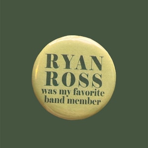 Peut inclure: Un bouton jaune avec du texte noir qui dit "RYAN ROSS était mon membre de groupe préféré."