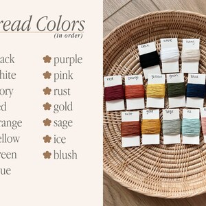 Puede incluir: Una colecci&oacute;n de carretes de hilo de bordar en varios colores, incluyendo negro, blanco, marfil, rojo, naranja, amarillo, verde, azul, morado, rosa, &oacute;xido, dorado, salvia, hielo y rubor. Los carretes est&aacute;n dispuestos en una cesta.