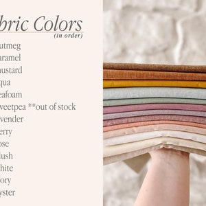 Puede incluir: Un conjunto de muestras de tela en varios colores, incluyendo nuez moscada, caramelo, mostaza, aguamarina, espuma de mar, lavanda, baya, rosa, rubor, blanco, marfil y ostra. Las muestras de tela est&aacute;n dispuestas en orden de arco&iacute;ris, con el color m&aacute;s oscuro en la parte superior y el color m&aacute;s claro en la parte inferior. El texto "Fabric Colors (in order)" es visible en la parte superior de la imagen.
