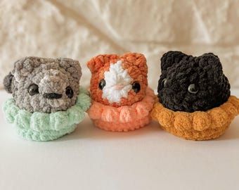 Gatito de apoyo emocional / gatito en una cesta, peluche de ganchillo hecho a mano, gato, gatito, gatito regordete, gato pan, gato de escritorio, regalo para mamás de gatos