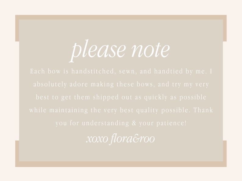 Puede incluir: Una nota beige con el texto "please note" en letra cursiva blanca. La nota dice: "Cada lazo est&aacute; cosido a mano, cosido y anudado a mano por m&iacute;. Me encanta hacer estos lazos, y hago todo lo posible para enviarlos lo m&aacute;s r&aacute;pido posible manteniendo la mejor calidad posible. &iexcl;Gracias por su comprensi&oacute;n y paciencia! xoxo flora&roo"