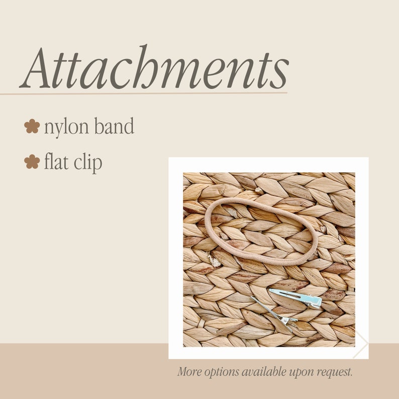 Puede incluir: Primer plano de una liga para el cabello de nylon marr&oacute;n claro y una pinza para el cabello plana plateada sobre una superficie tejida. M&aacute;s opciones disponibles a petici&oacute;n.