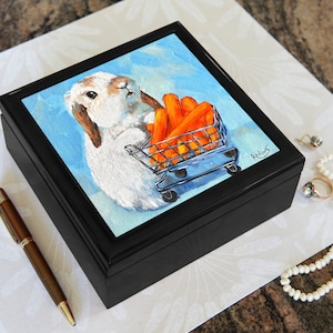 Sieradendoos | Keepsake Box met het schilderij "The Bunny's Retail Therapy" van Irina Redine, een uniek cadeau-idee