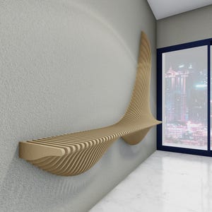 Puede incluir: Una estantería de pared de madera con un diseño curvo en forma de onda. La estantería está montada en una pared blanca y tiene una vista de un horizonte urbano a través de una ventana.