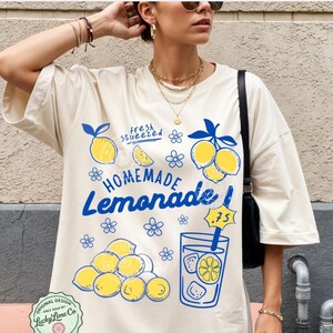 Comfort Colors® レモネードシャツ、レモンTシャツ、トレンドのサマーシャツ、アマルフィ海岸、イタリアの夏、バケーショングラフィックTシャツ、キュートなレモンシャツ Ivory