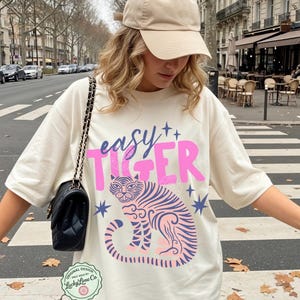 イージータイガーコンフォートカラーズ®Tシャツ、レトロタイガーシャツ、タイガーグラフィックTシャツ、トレンドのボヘミアンシャツ、レディース向けクールTシャツ、レトロヴィンテージタイガーシャツ